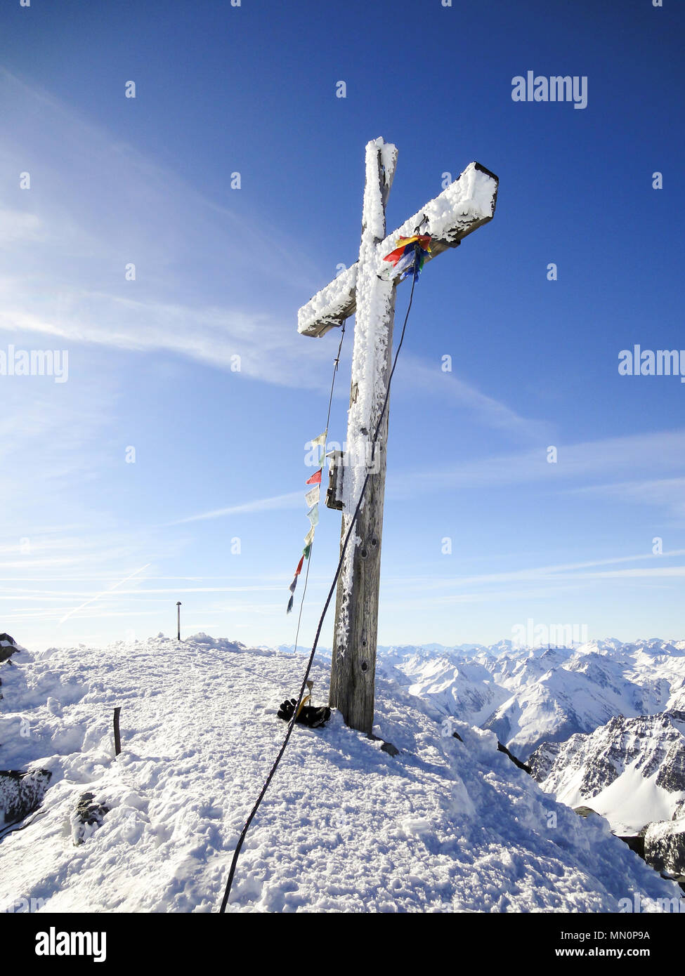 Croce di vetta con bandierine tibetane Stock Photo