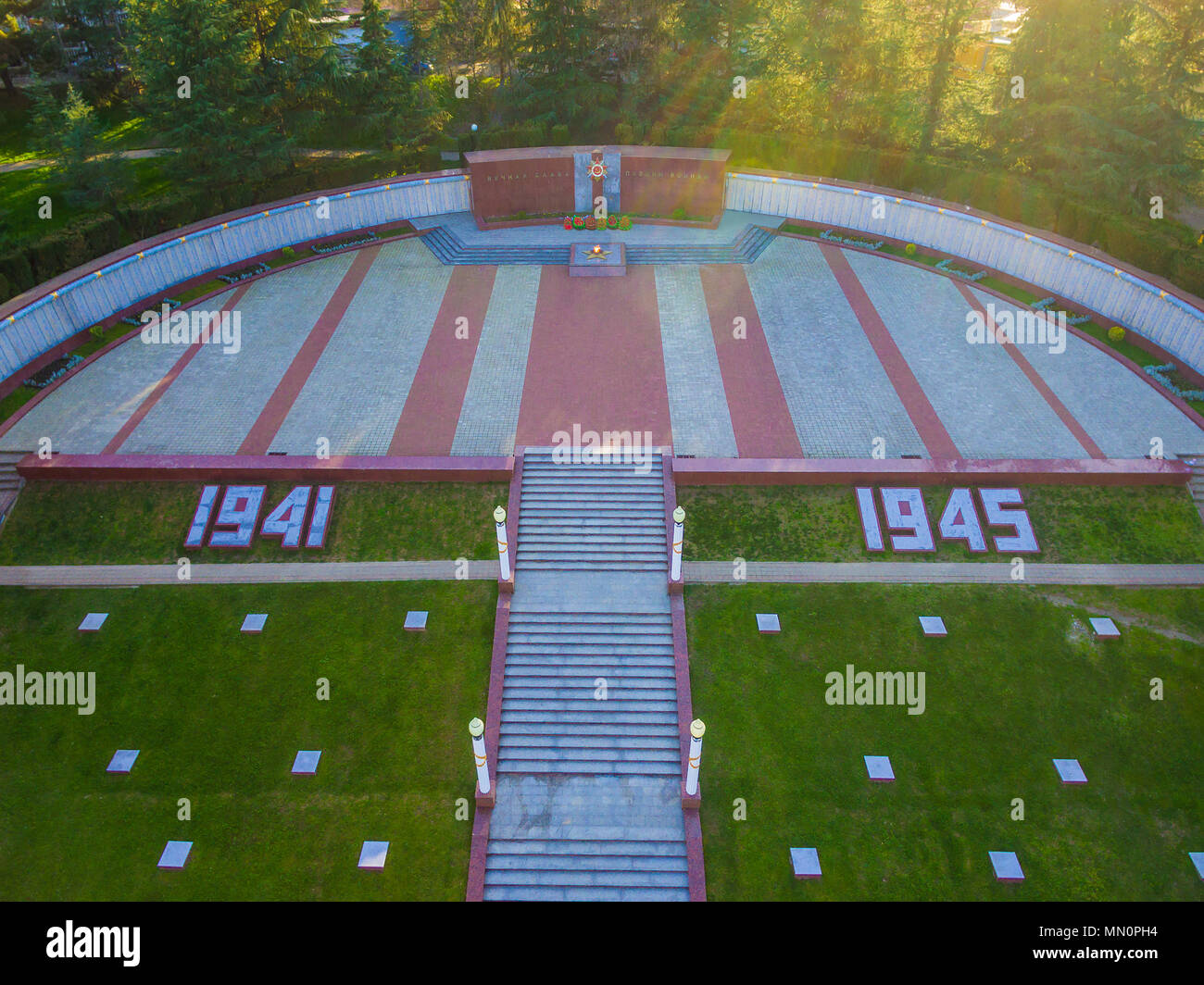 Vista drone di scale, Prato Piazza e con la fiamma eterna di Zavokzalnyy il complesso memoriale Sochi, Russia Foto Stock