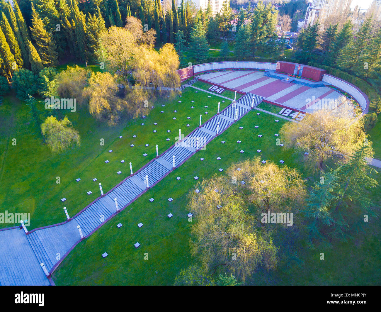 Vista drone di scale, parco e piazza con la fiamma eterna di Zavokzalnyy il complesso memoriale Sochi, Russia Foto Stock