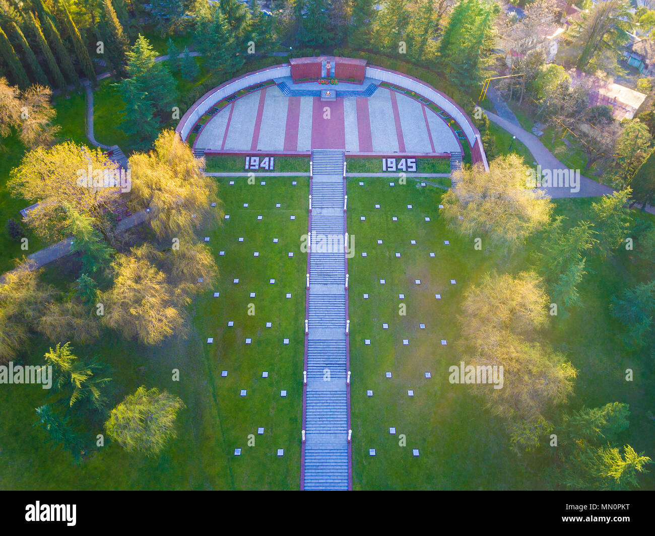 Vista drone di scale, parco e piazza con la fiamma eterna di Zavokzalnyy il complesso memoriale Sochi, Russia Foto Stock