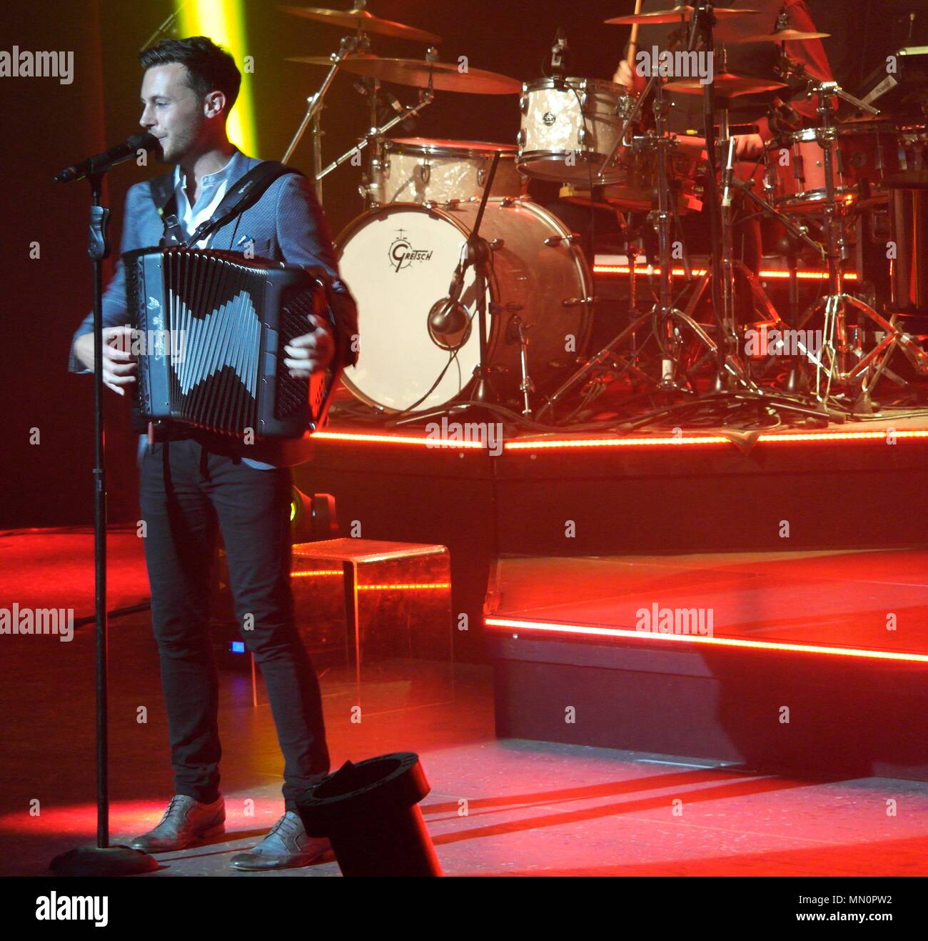 Più valuesRhyl,Regno Unito, Irlanda crooner Nathan Carter esegue per vendere fuori di folla sulla prima notte di credito tour Ian Fairbrother/Alamy Foto Stock