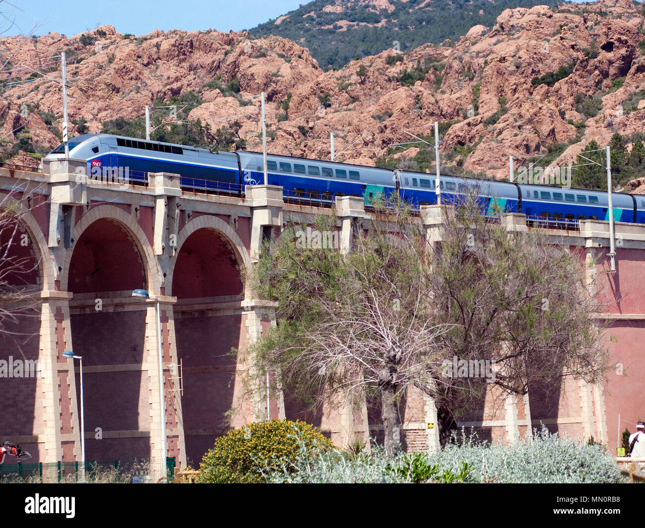 Treno sul viadotto ferroviario a Anthéor, Esterel Massif, distretto Agay, Cote d'Azur, Dipartimento del Var, Provence-Alpes-Côte d'Azur, in Francia del Sud, Francia Foto Stock