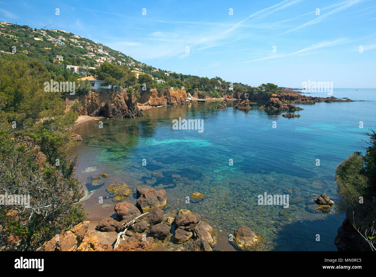 Piccola rocciosa spiaggia balneare a Anthéor, distretto Agay, Cote d'Azur, Dipartimento del Var, Provence-Alpes-Côte d'Azur, in Francia del Sud, Francia, Europa Foto Stock
