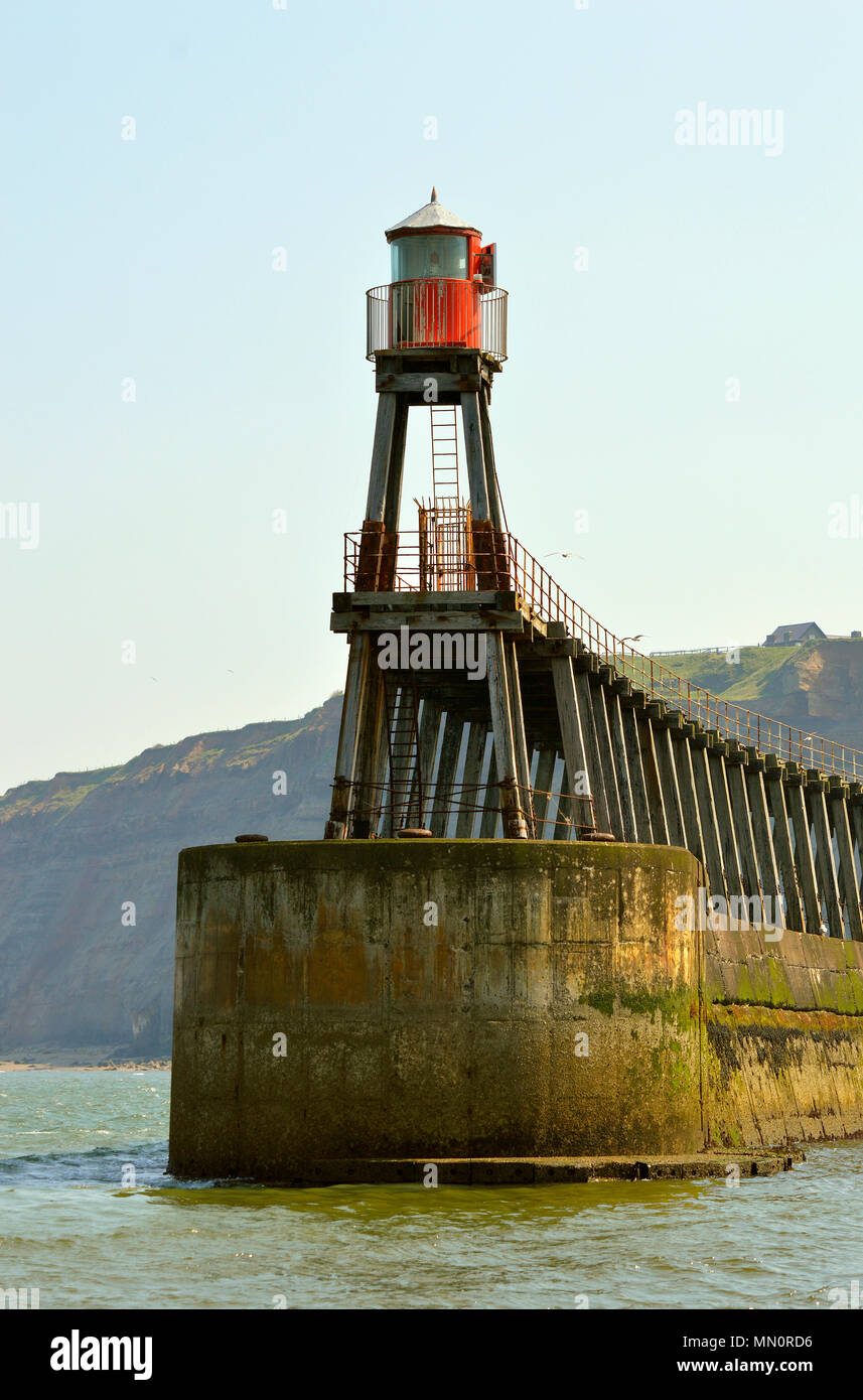 Whitby faro del porto nel North Yorkshire Foto Stock
