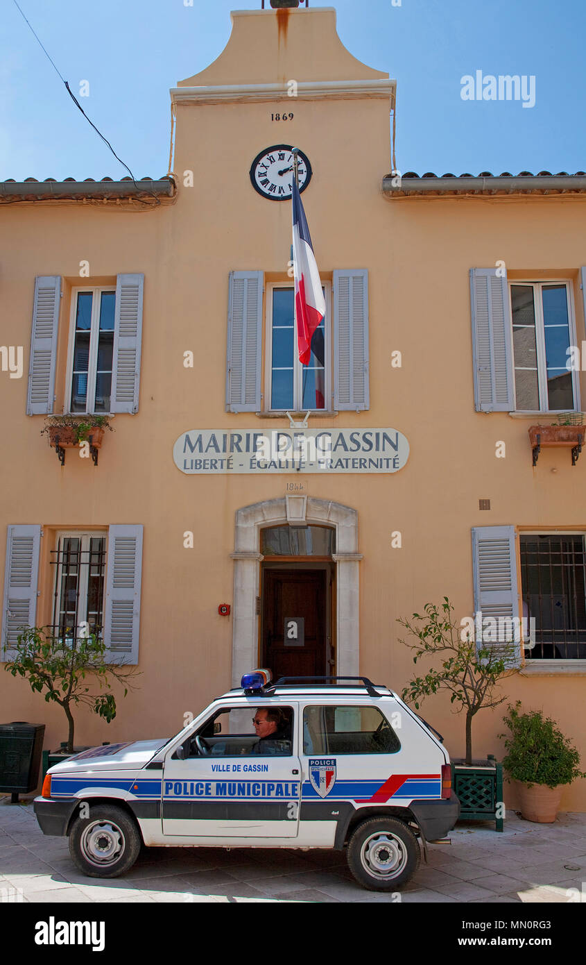 Polizeiauto vor dem Rathaus im Dorf Gassin, Cote d'Azur, Dipartimento del Var, Provence-Alpes-Côte d'Azur, Suedfrankreich, Frankreich, Europa | auto della polizia. Foto Stock
