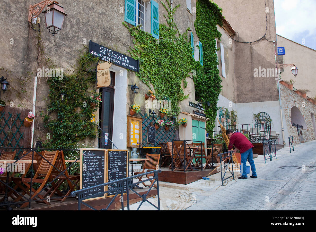 Piccolo e idillico ristoranti e caffè presso il village Ramatuelle, Cote d'Azur, Dipartimento del Var, Provence-Alpes-Côte d'Azur, in Francia del Sud, Francia, Europa Foto Stock