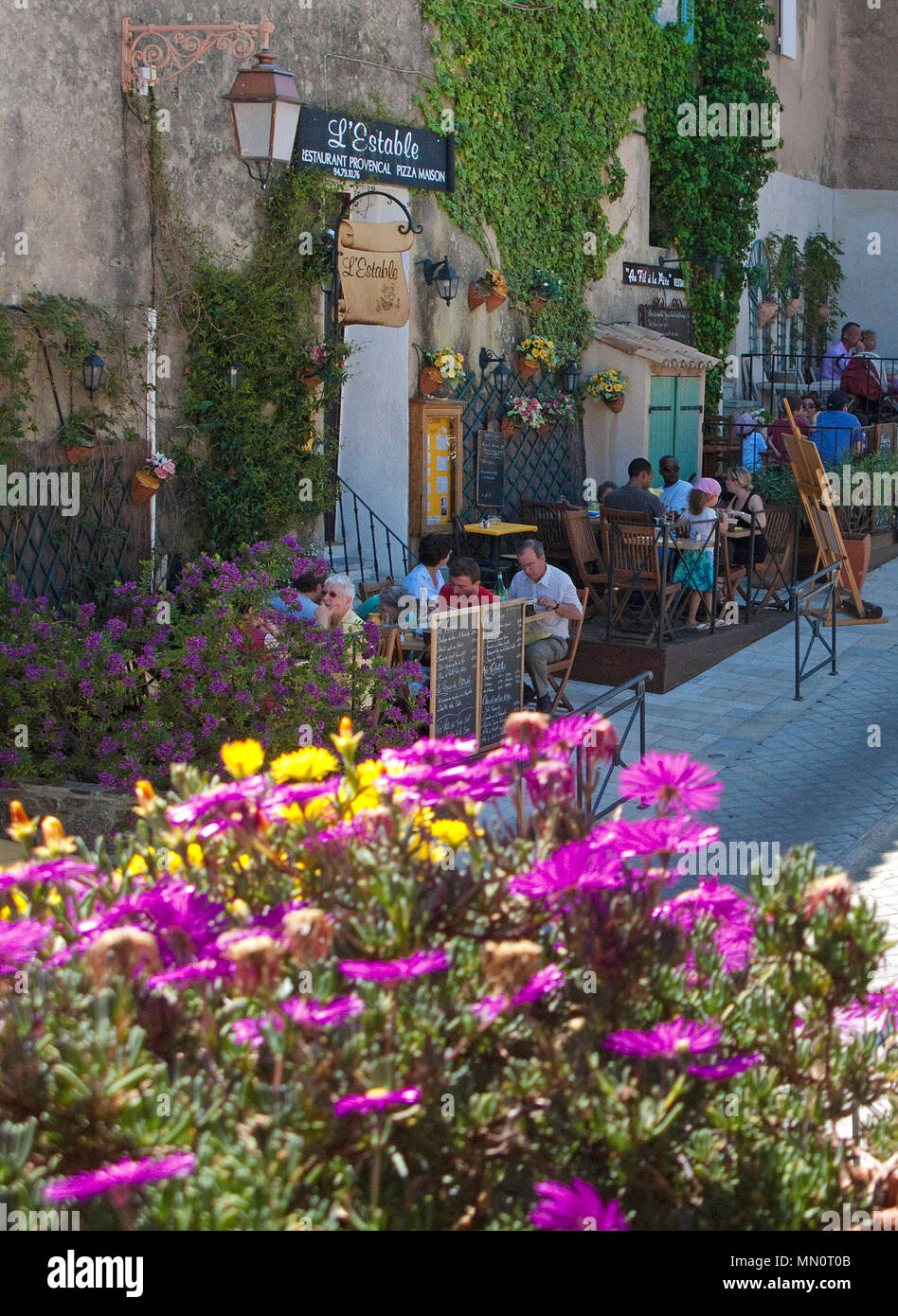 Piccolo e idillico ristoranti e caffè presso il village Ramatuelle, Cote d'Azur, Dipartimento del Var, Provence-Alpes-Côte d'Azur, in Francia del Sud, Francia, Europa Foto Stock