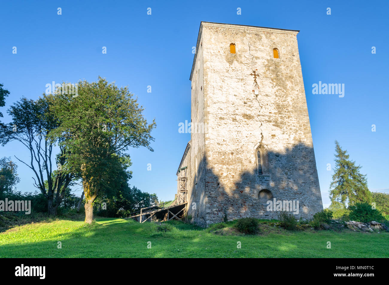 Chiesa Pöide, noto come Pöide kirik in estone, sull'isola di Saaremaa, in Pöide comune, Saare County, Estonia. Esso risale al XIII secolo. Foto Stock