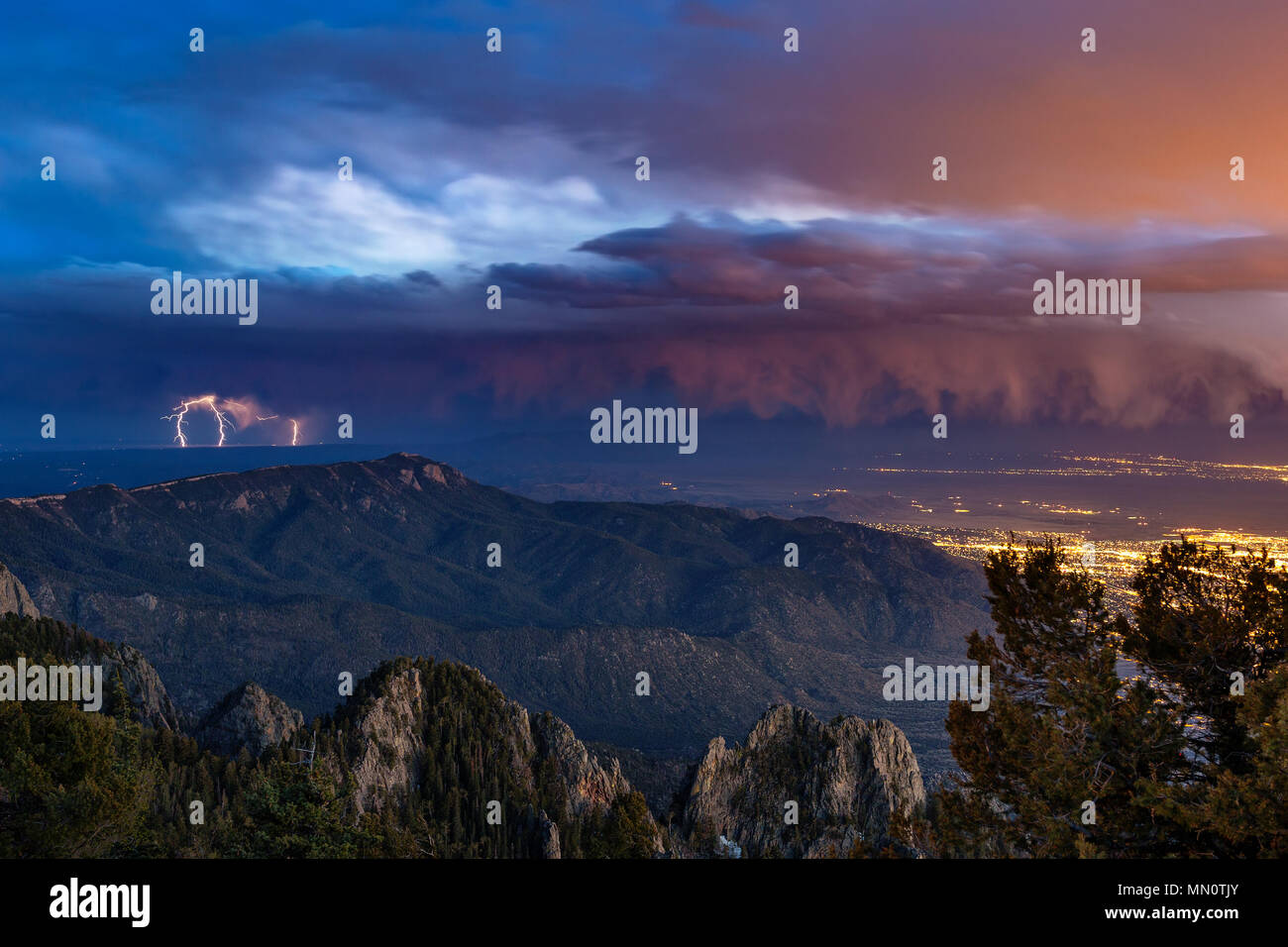 Albuquerque, New Mexico paesaggio e cielo notturno e fulmine lontano da Sandia Peak Foto Stock