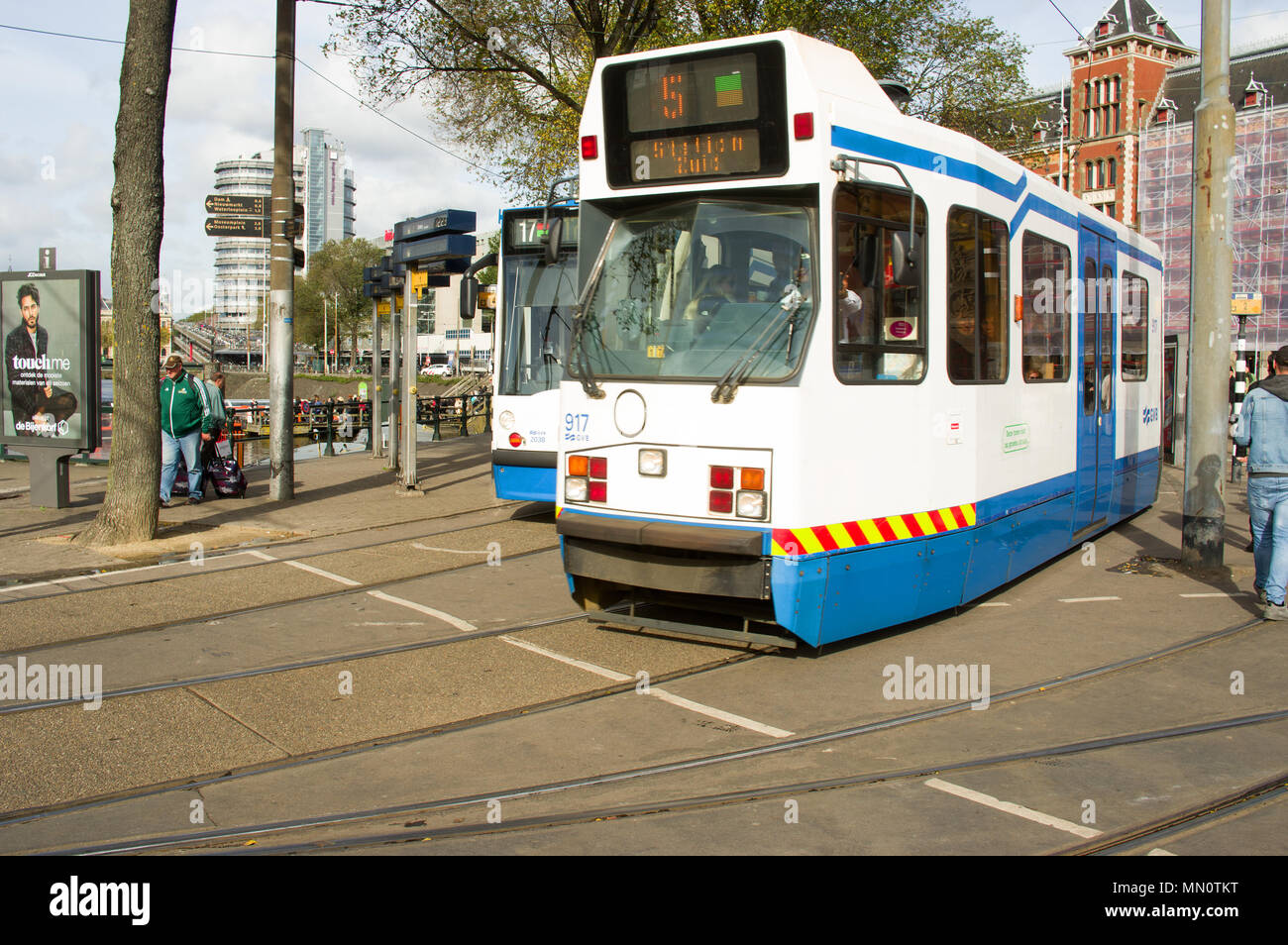 Tram di Amsterdam vicino alla stazione centrale Foto Stock
