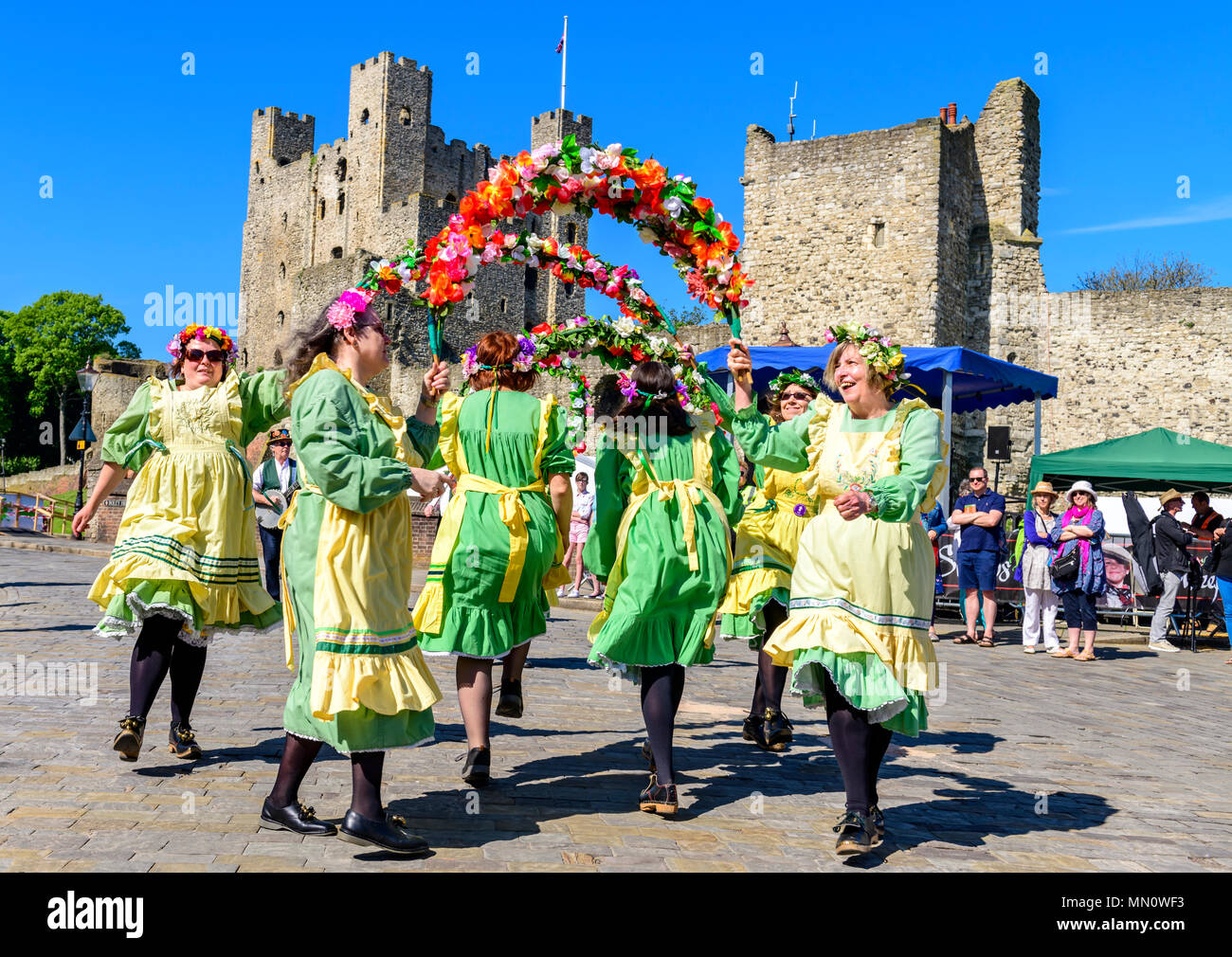 Il vescovo Gundulfs Morris garland ballerini eseguono presso il Rochester spazza Festival Foto Stock