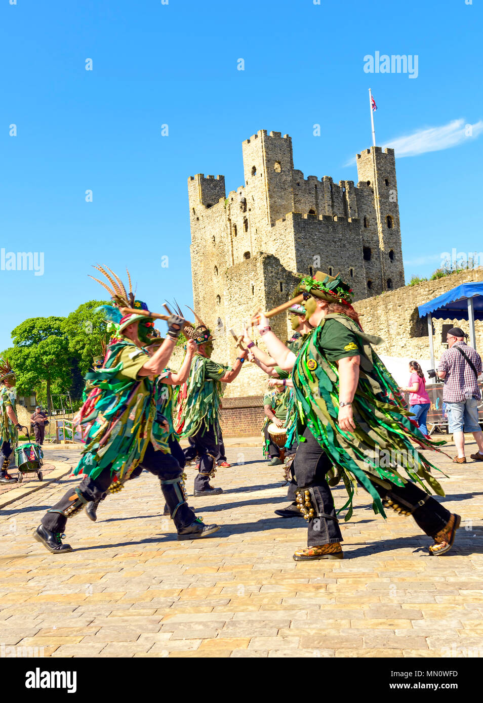 Un lato del confine morris ballerini eseguono davanti a Rochester Castle Foto Stock