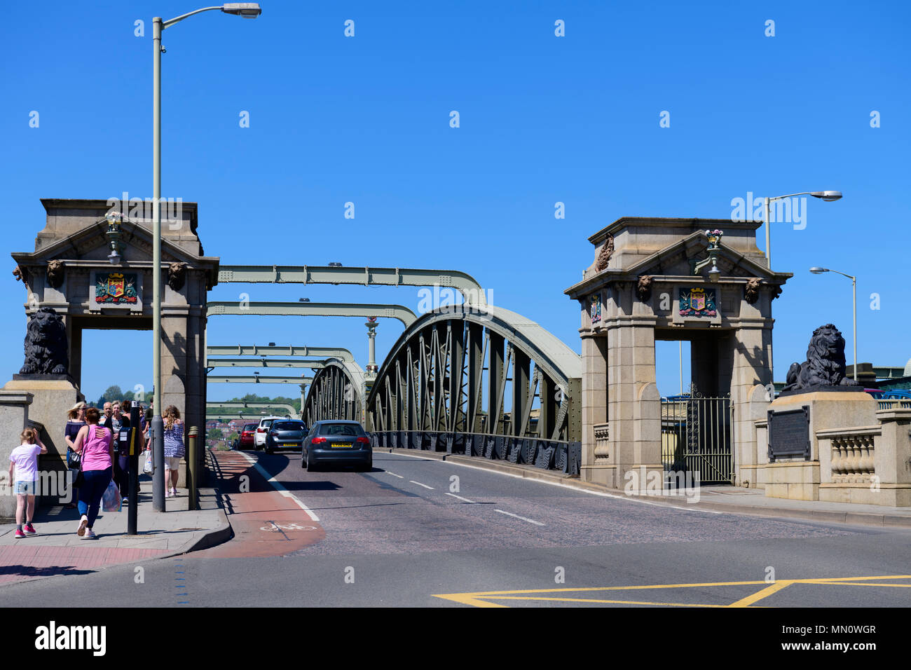 Auto e persone attraversando il ponte di Rochester attraversavano il Medway Foto Stock