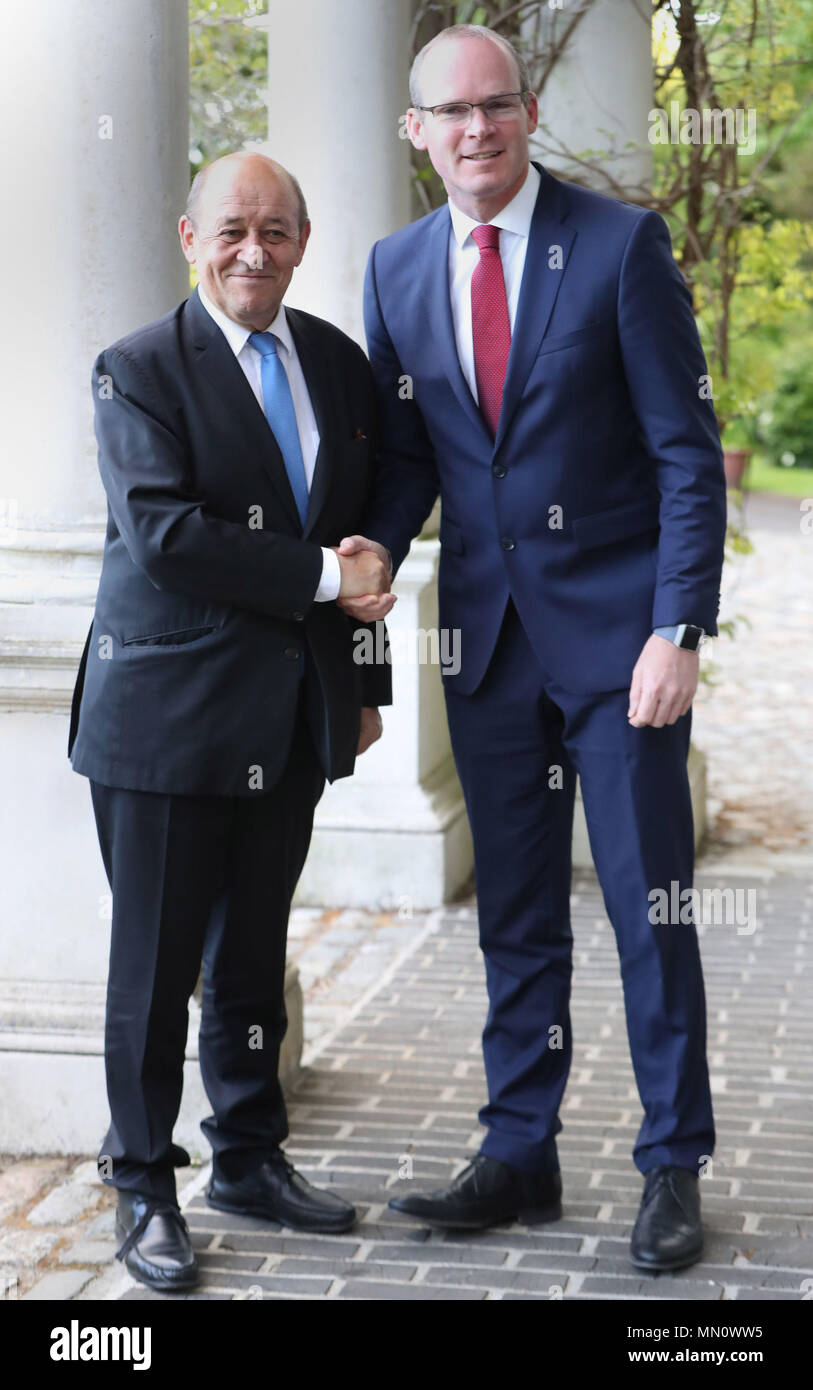 La T‡naiste e il ministro per gli Affari Esteri e del commercio, il sig. Simon COVENEY T.D (a destra) con il Ministro francese per l' Europa e per gli affari esteri, il sig. Jean-Yves Le Drian in occasione di una riunione a Farmleigh House nel Phoenix Park di Dublino . Foto Stock