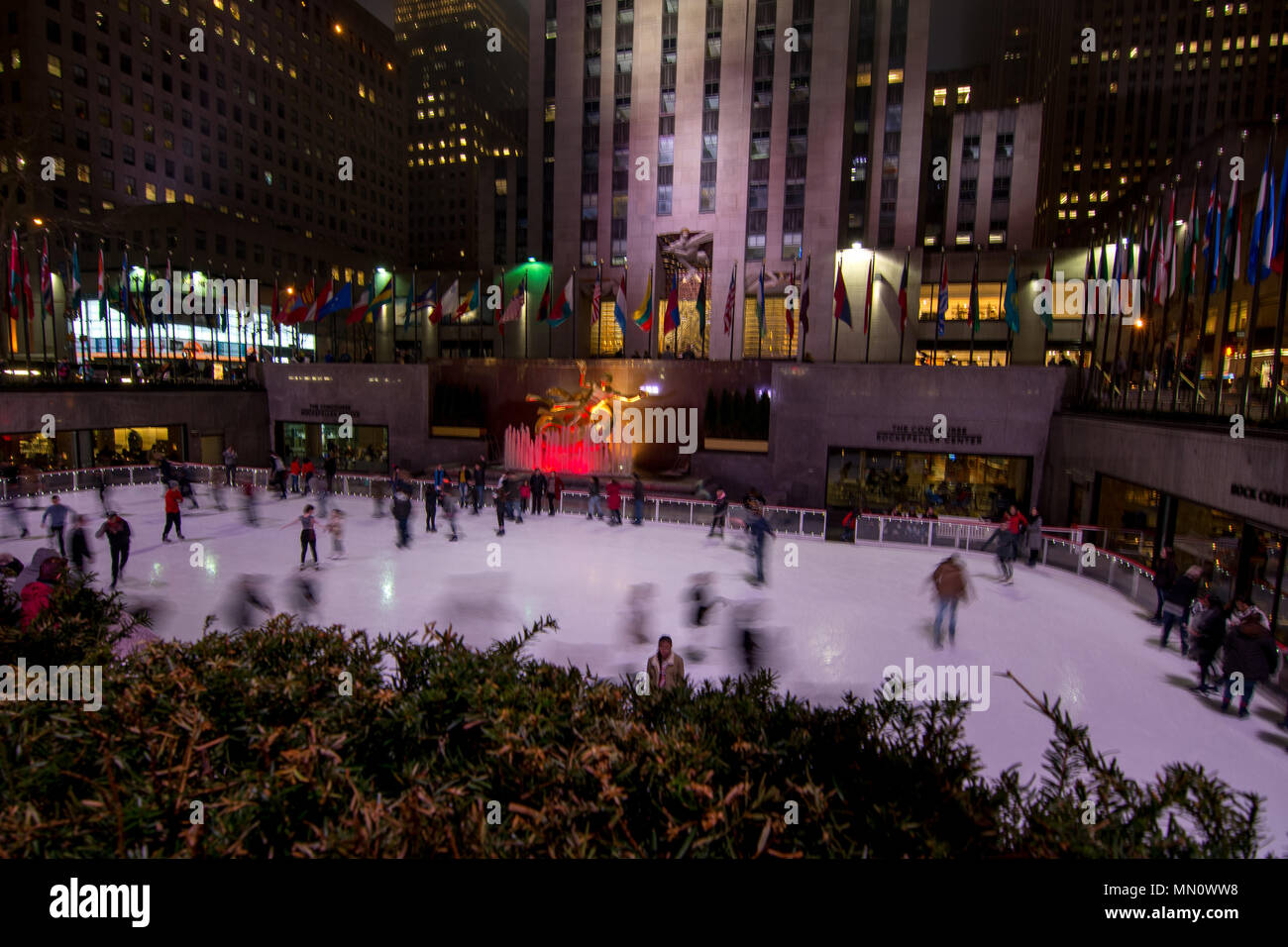 New York, USA - Marzo 30, 2018: persone al Rockfeller Center Ice Rink di notte nella città di New York Foto Stock
