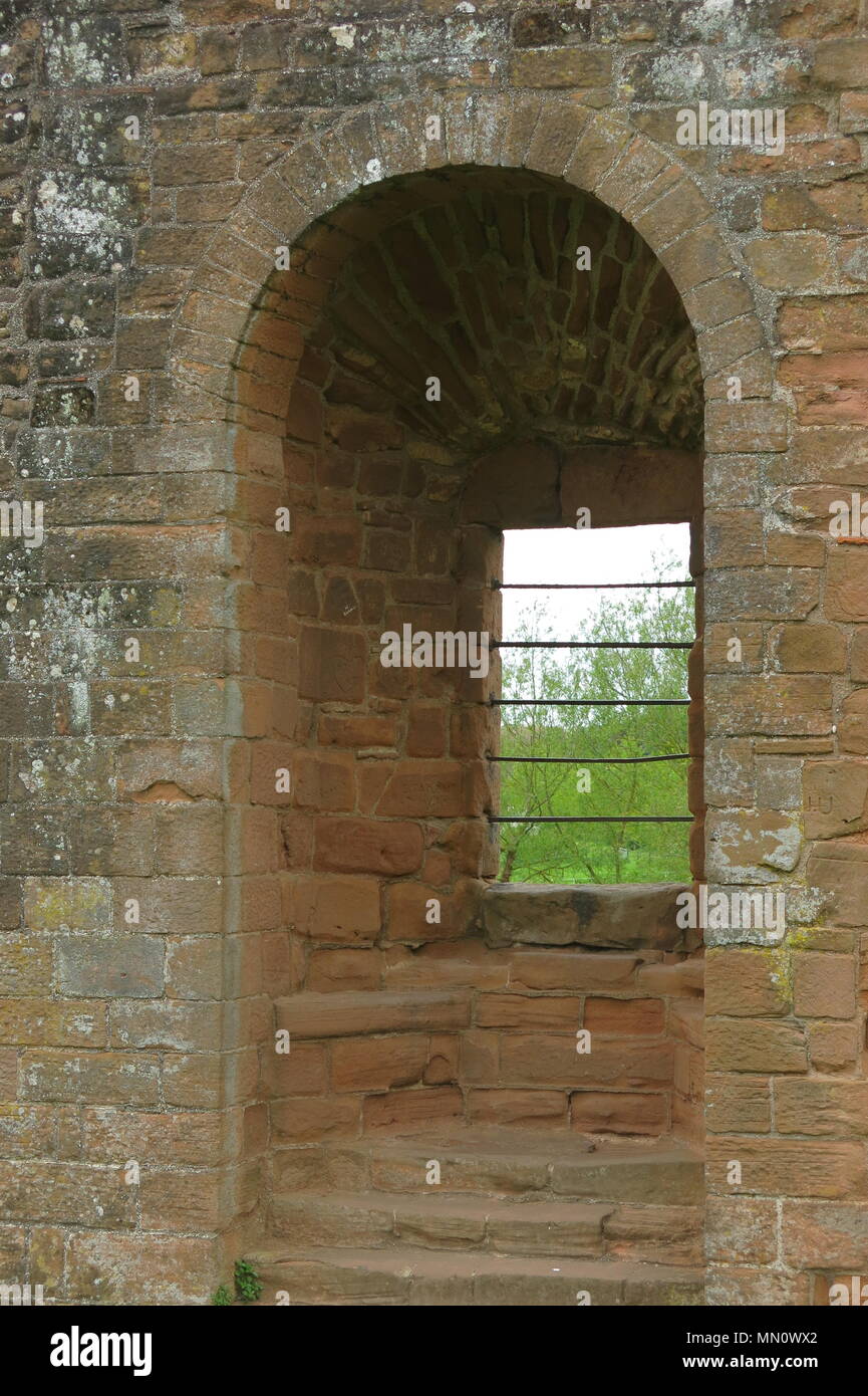 Le imponenti rovine del Castello di Kenilworth includono Mortimer's Tower, Leicester il Gatehouse, il mantenere & Great Hall; esplorare soaring archi e torri rocciose Foto Stock