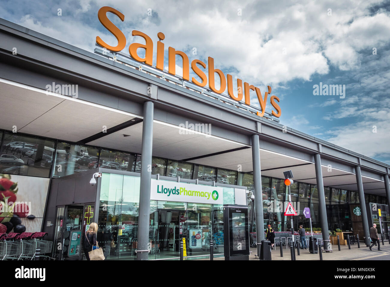Sainsbury's supermercato e Lloyd's farmacia in basso a Richmond Road, Richmond, TW9 London, Regno Unito Foto Stock