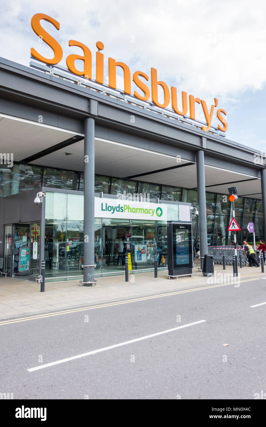 Sainsbury's supermercato e Lloyd's farmacia in basso a Richmond Road, Richmond, TW9 London, Regno Unito Foto Stock