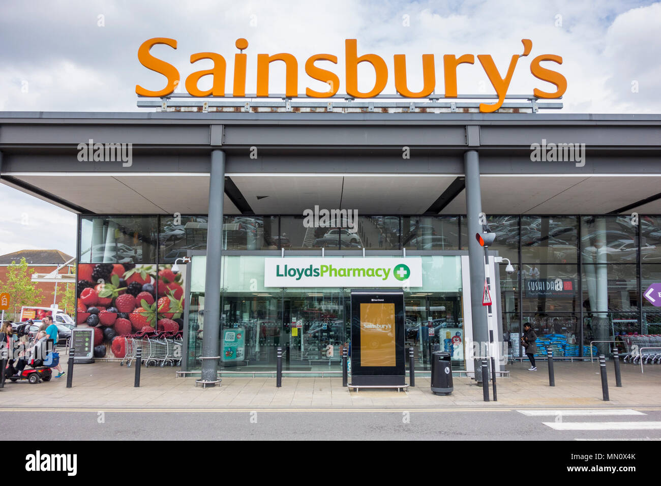 Sainsbury's supermercato e Lloyd's farmacia in basso a Richmond Road, Richmond, TW9 London, Regno Unito Foto Stock