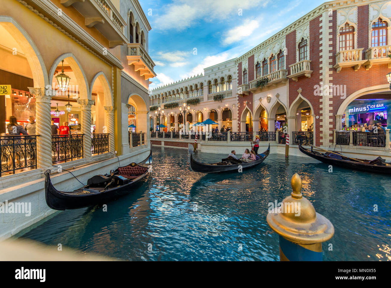 Las Vegas, USA - Aprile 27, 2018: turisti visitano il famoso hotel veneziano e canali interni con gondole in Las Vegas Foto Stock