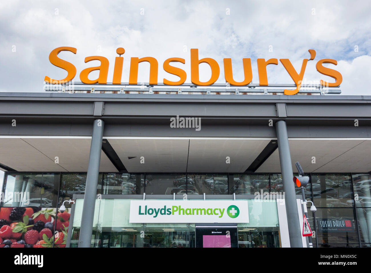 Sainsbury's supermercato e Lloyd's farmacia in basso a Richmond Road, Richmond, TW9 London, Regno Unito Foto Stock