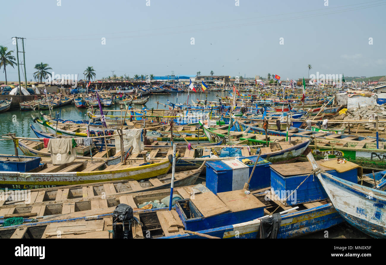 Elmina, Ghana - Febbraio 13, 2014: colorati in legno ormeggiate barche da pesca in Africa Harbour Town Elmina Foto Stock