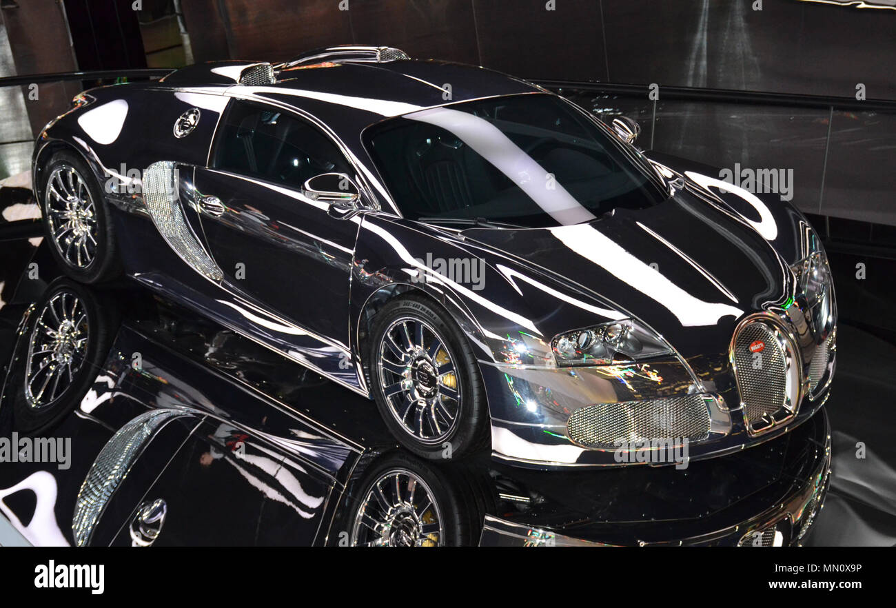 Wolfsburg, Germania - 21 aprile 2018. Supercar italiana Bugatti Veyron EB 16. 4 al museo Volkswagen Autostadt Foto Stock