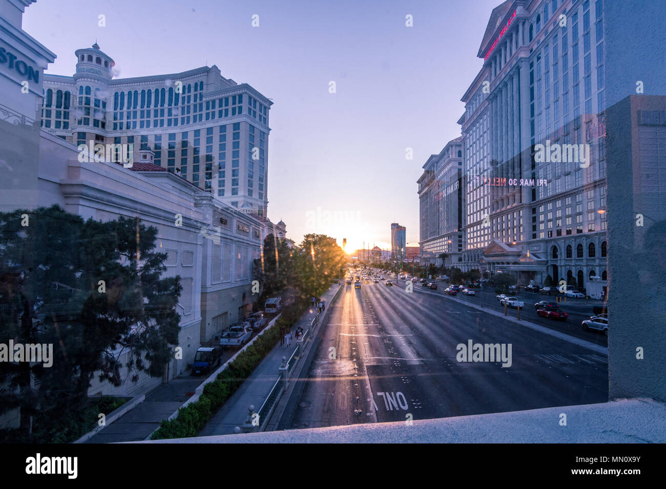 Las Vegas, USA - Aprile 28, 2018: Tourtists e traffico su Las Vegas Boulevard come si vede al tramonto Foto Stock