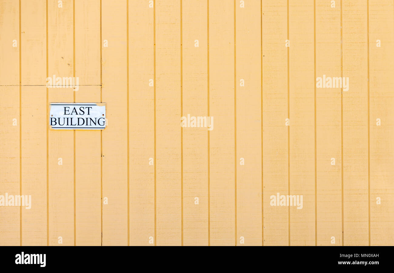 Lato di un edificio a Montauk con un cartello che diceva edificio est Foto Stock