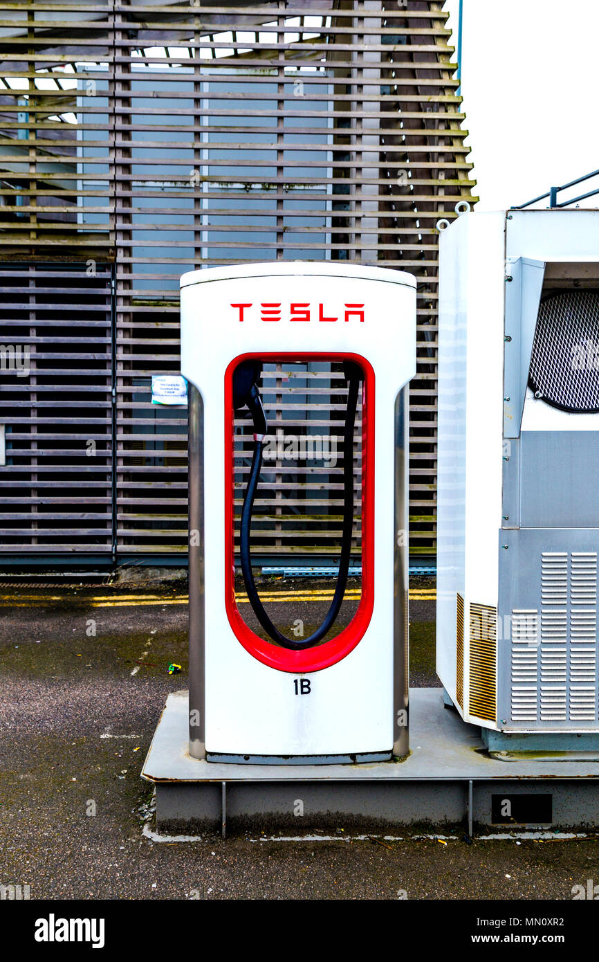 Supercharger - Tesla auto stazione di ricarica, London, Regno Unito Foto Stock