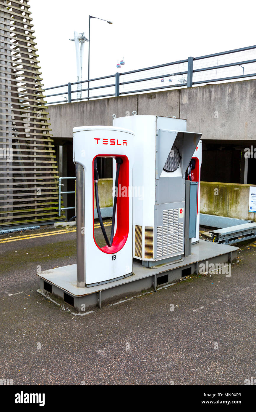 Supercharger - Tesla auto stazione di ricarica, London, Regno Unito Foto Stock