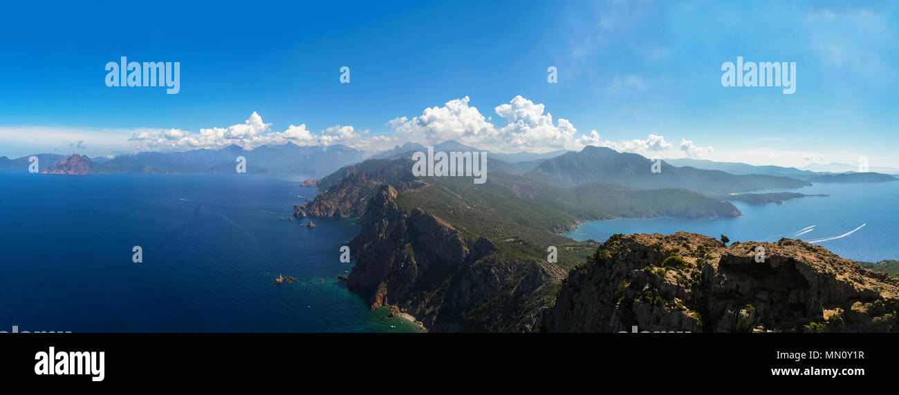 Fantastica vista dal capo rosso sulla costa della Corsica. Calanche. Foto Stock