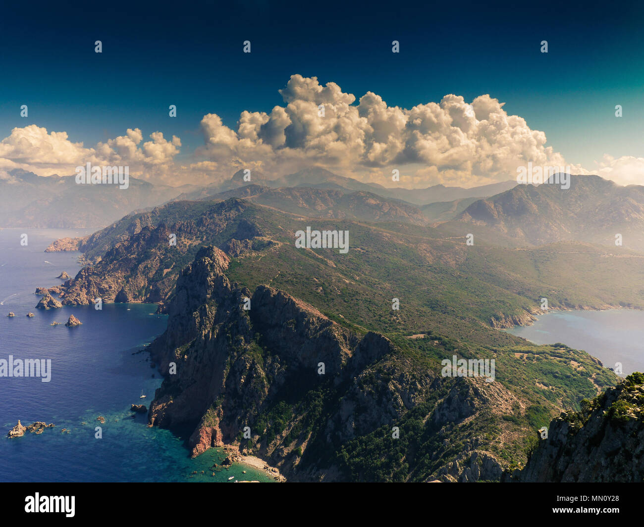 Fantastica vista dal capo rosso sulla costa della Corsica. Calanche. Foto Stock