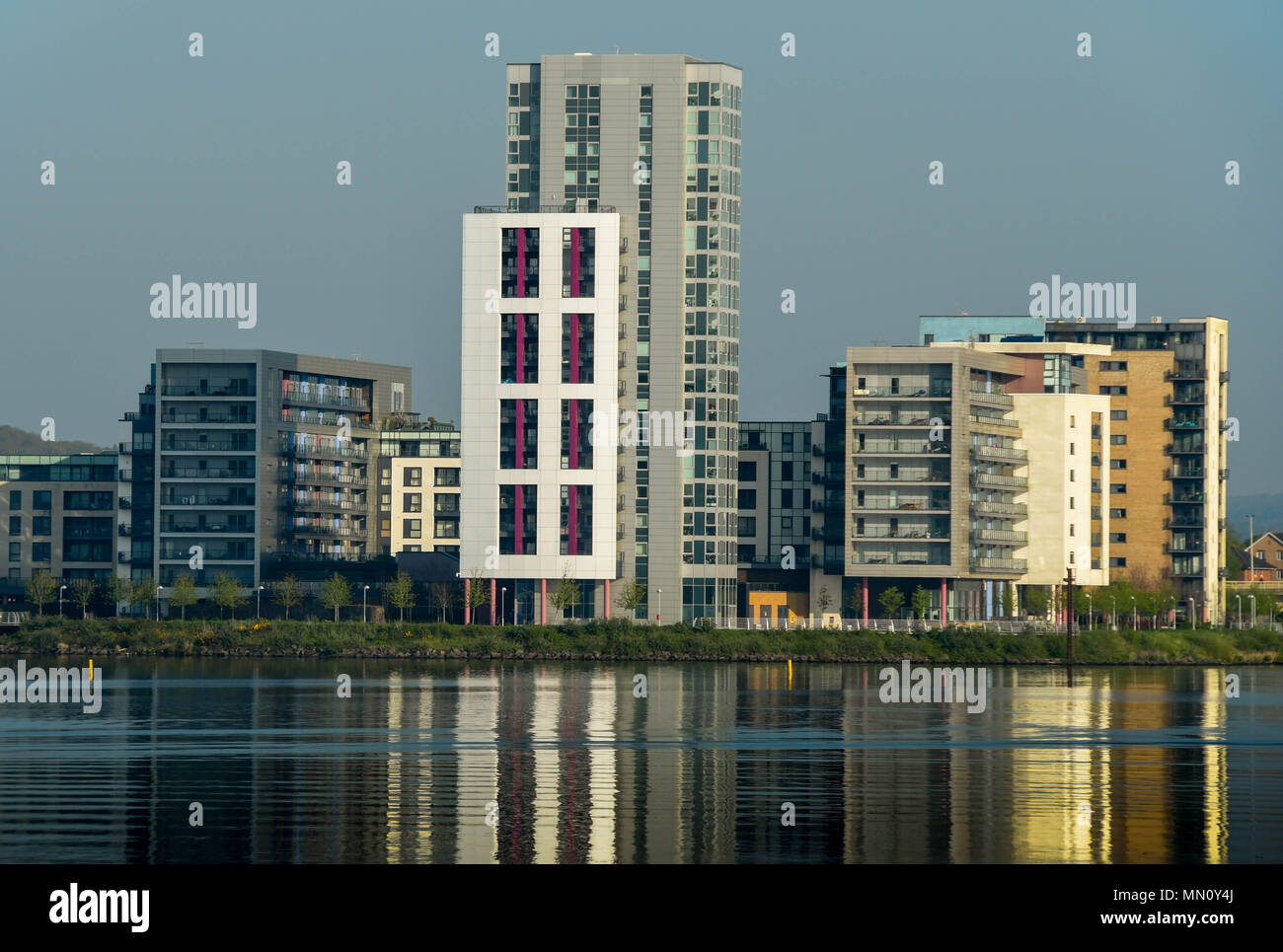 Moderni appartamenti affacciato sulla Baia di Cardiff. Nuove case erano parte dei principali la rigenerazione dell'ex dockland aree. Foto Stock