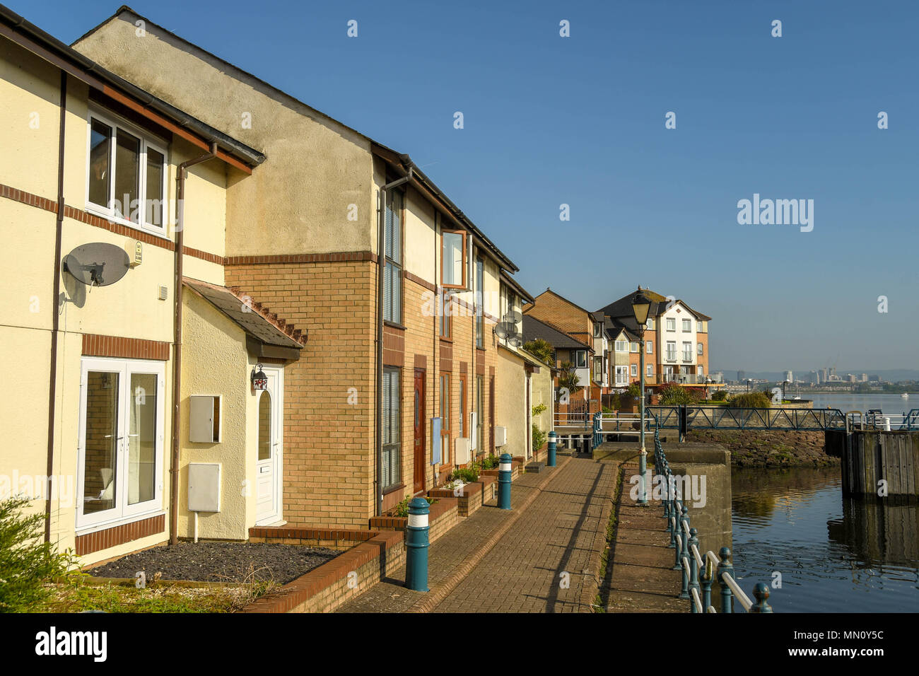 Nuove case su Penarth Marina. Alloggiamento è stato una parte fondamentale dei principali la rigenerazione dell'ex docks Foto Stock