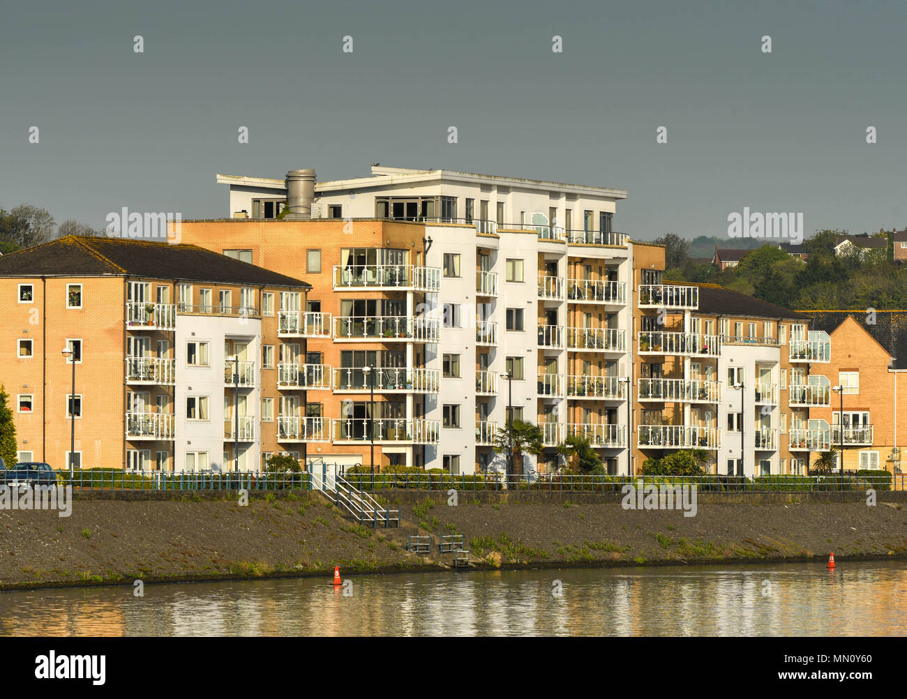 Waterside vivono in blocchi di appartamenti in Cardiff Bay. Nuove case erano parte della rigenerazione del ex dockland zone Foto Stock