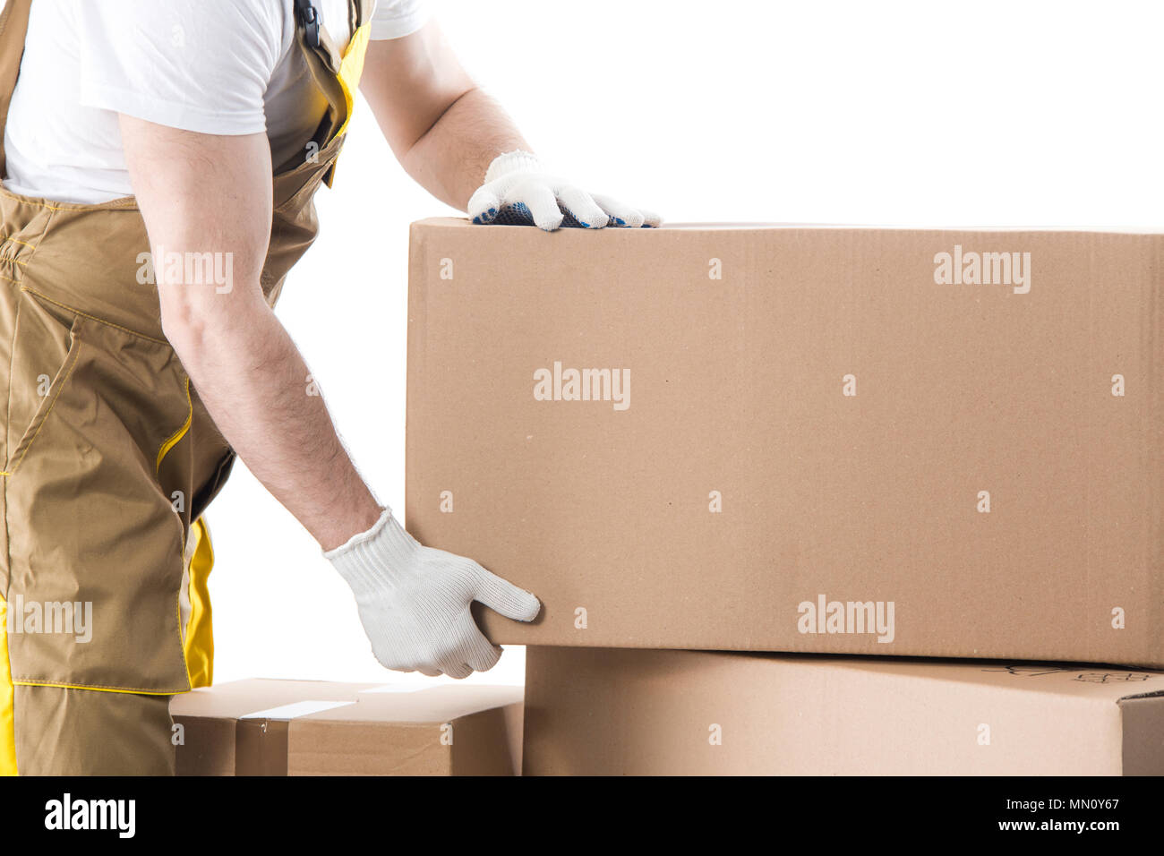 Servizio di consegna sullo sfondo. Uomo dalla società di consegna con grande box isolati su sfondo bianco. Foto Stock