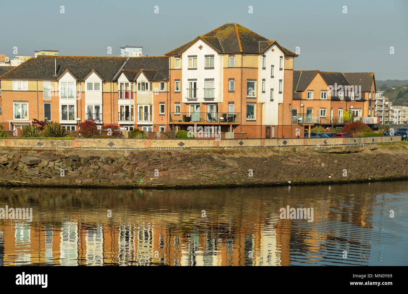Waterside che vivono nella Baia di Cardiff. Nuove case erano parte della rigenerazione del ex dockland Foto Stock
