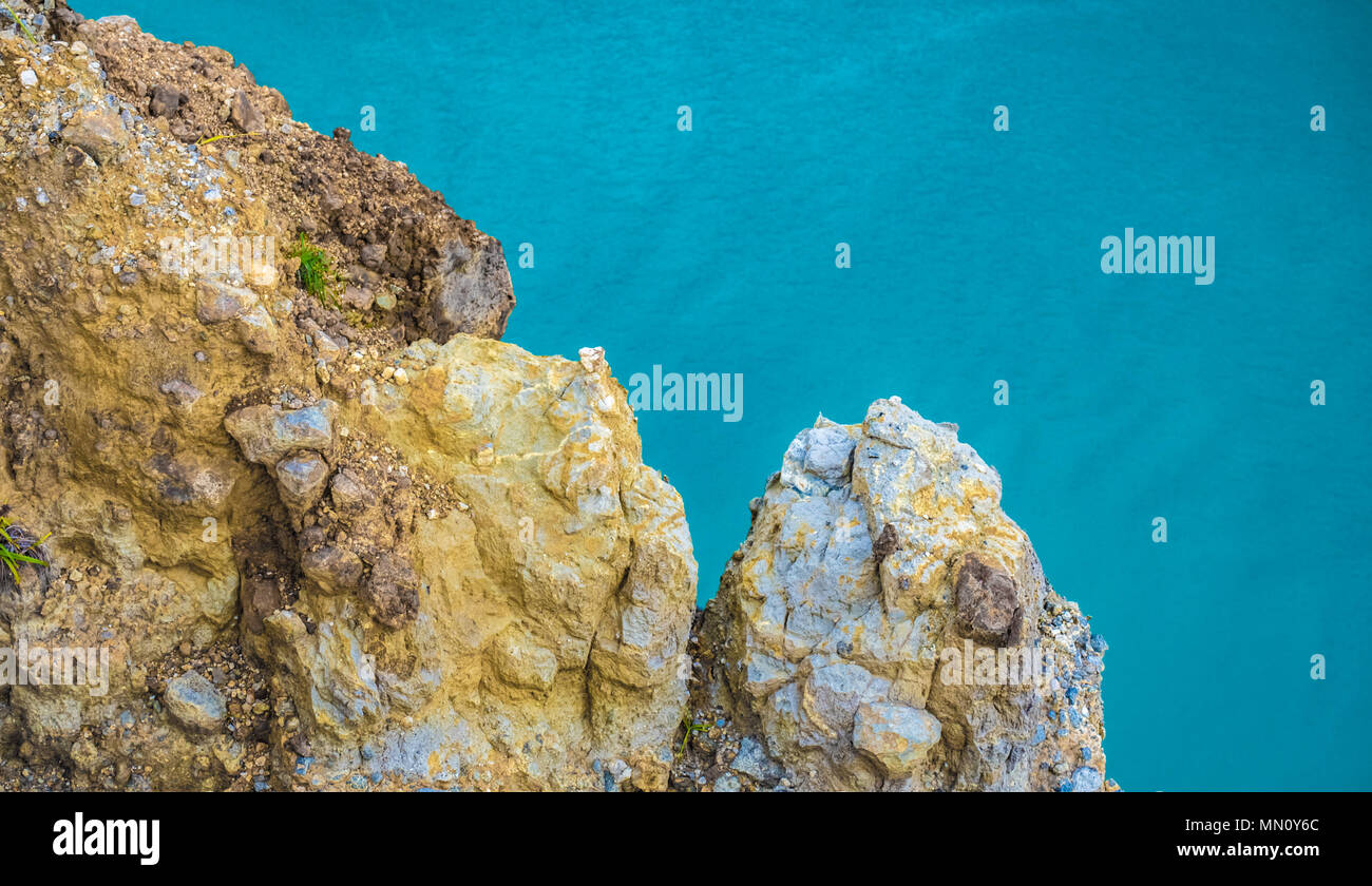 Montagna di Zolfo. Giallo rocs acido solforico e lago turchese Foto Stock