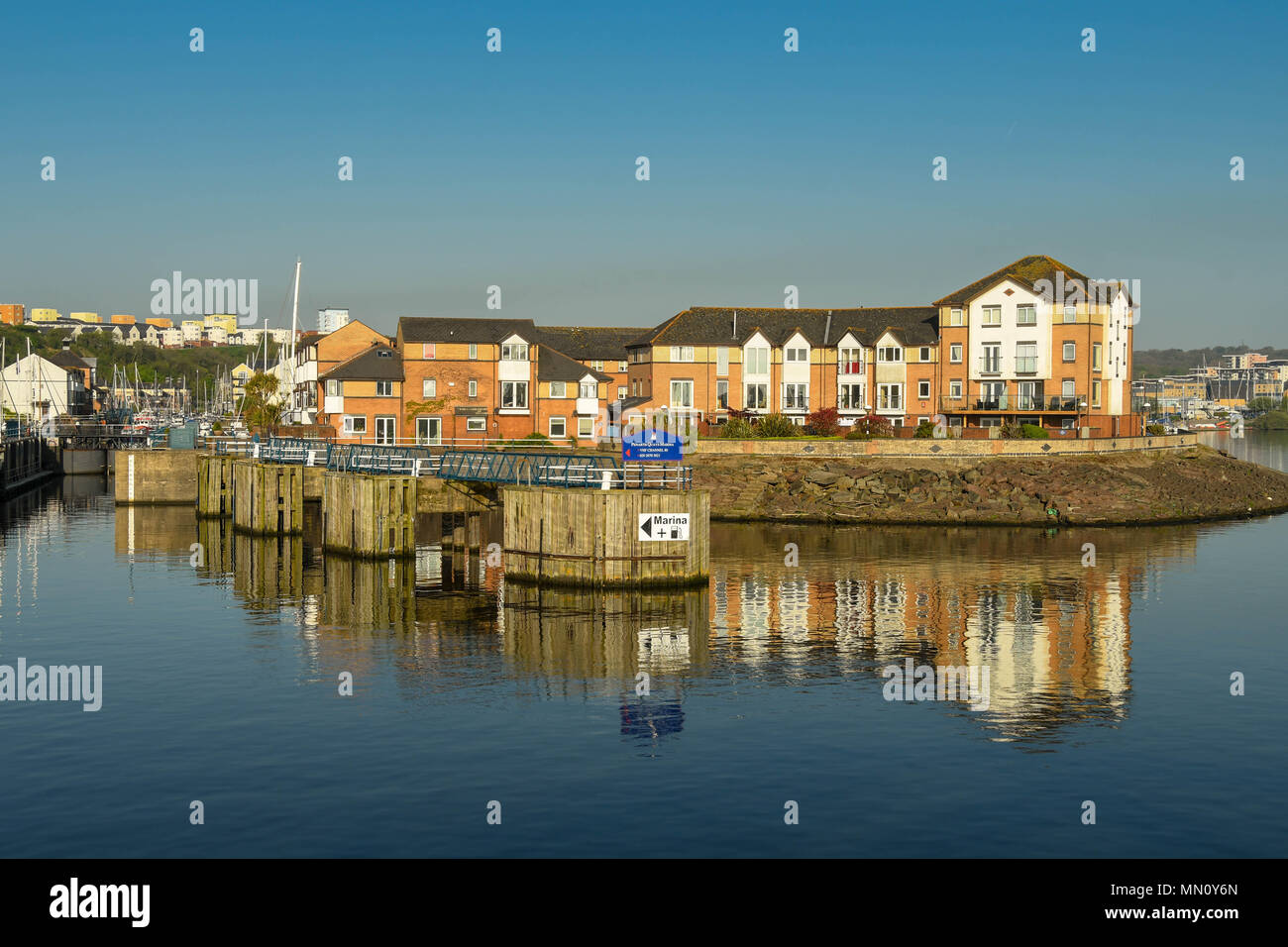 L'ingresso a Penarth Marina con nuove case e blocchi di appartamenti sul lungomare Foto Stock