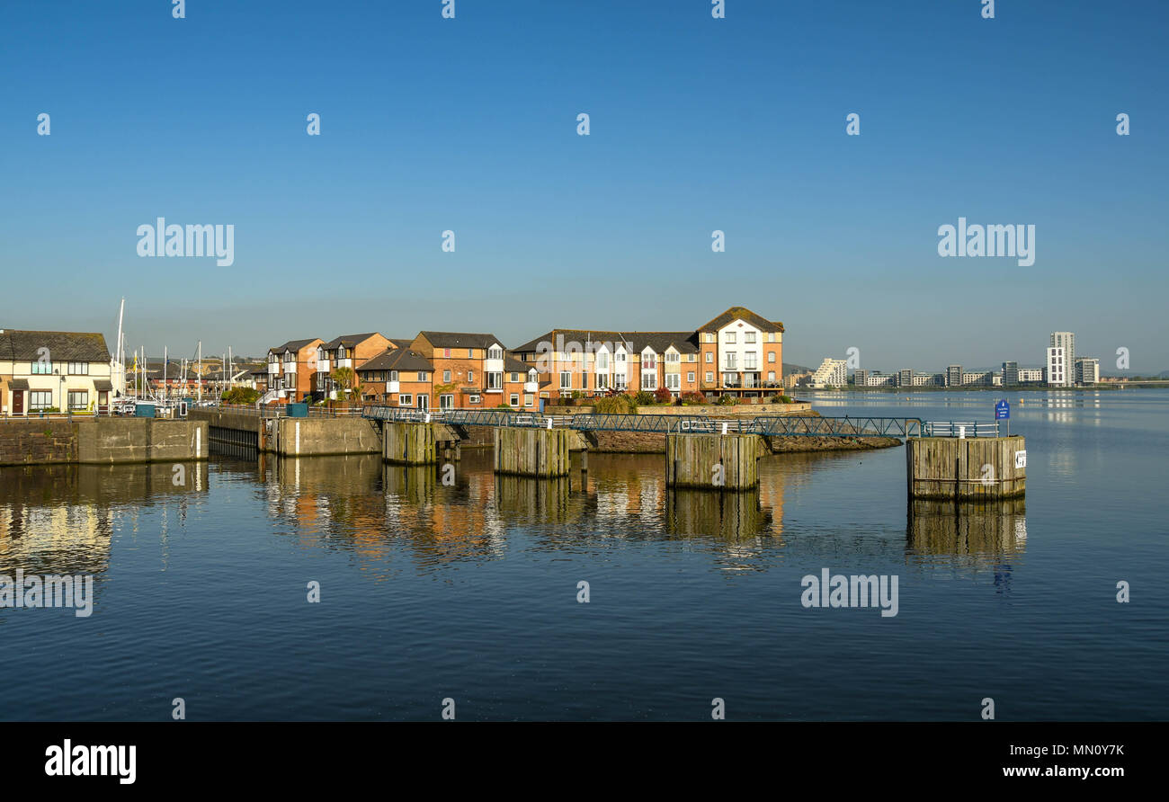 L'ingresso a Penarth Marina con nuove case e blocchi di appartamenti sul lungomare Foto Stock