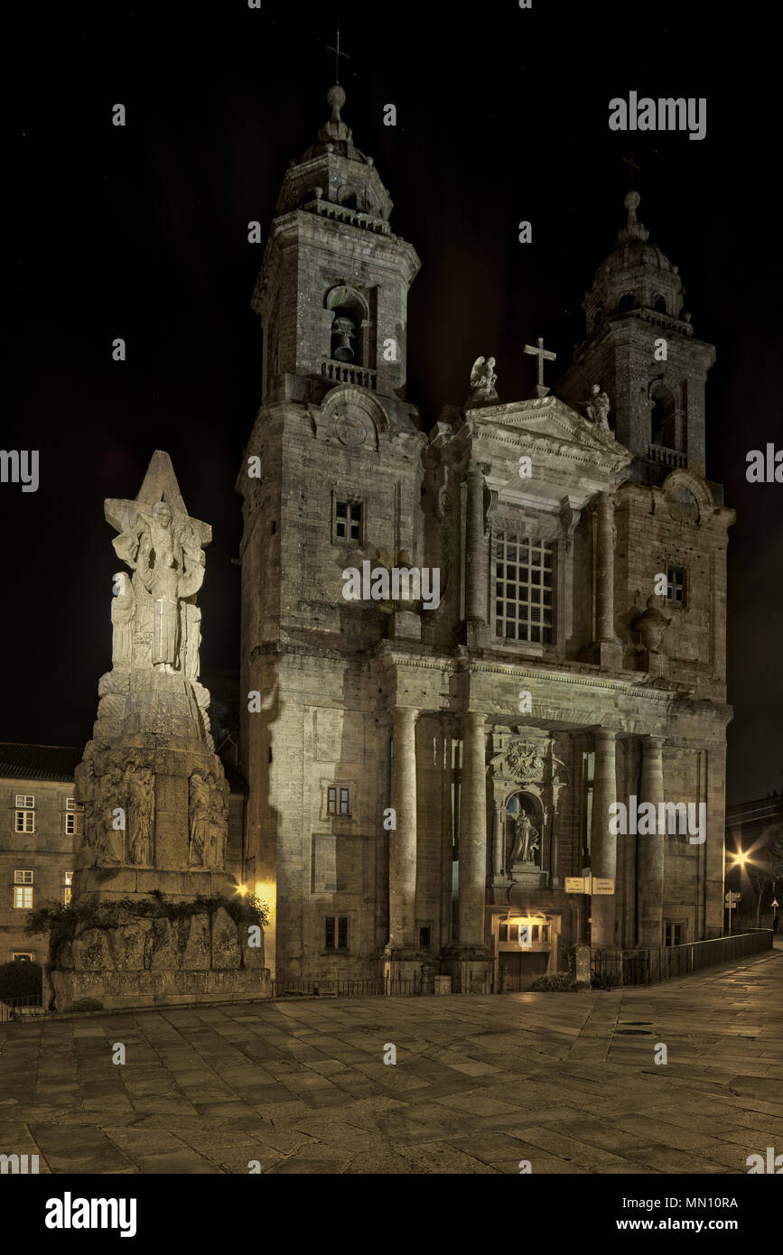 Vista notturna della chiesa e convento di San Francisco a Santiago de Compostela, provincia di La Coruña, regione della Galizia, Spagna, Europa. Foto Stock