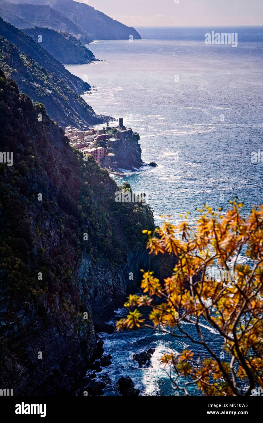 Costruito su una piccola penisola di roccia, Vernazza è uno dei cinque borghi delle Cinque Terre Liguria , Italia. Foto Stock