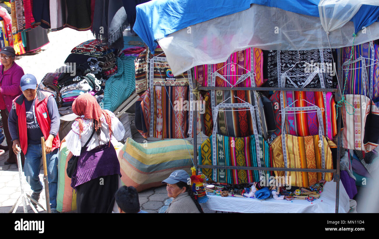 Donna indigena vendendo i suoi intrecci e artigianato in Plaza de Los Ponchos Foto Stock
