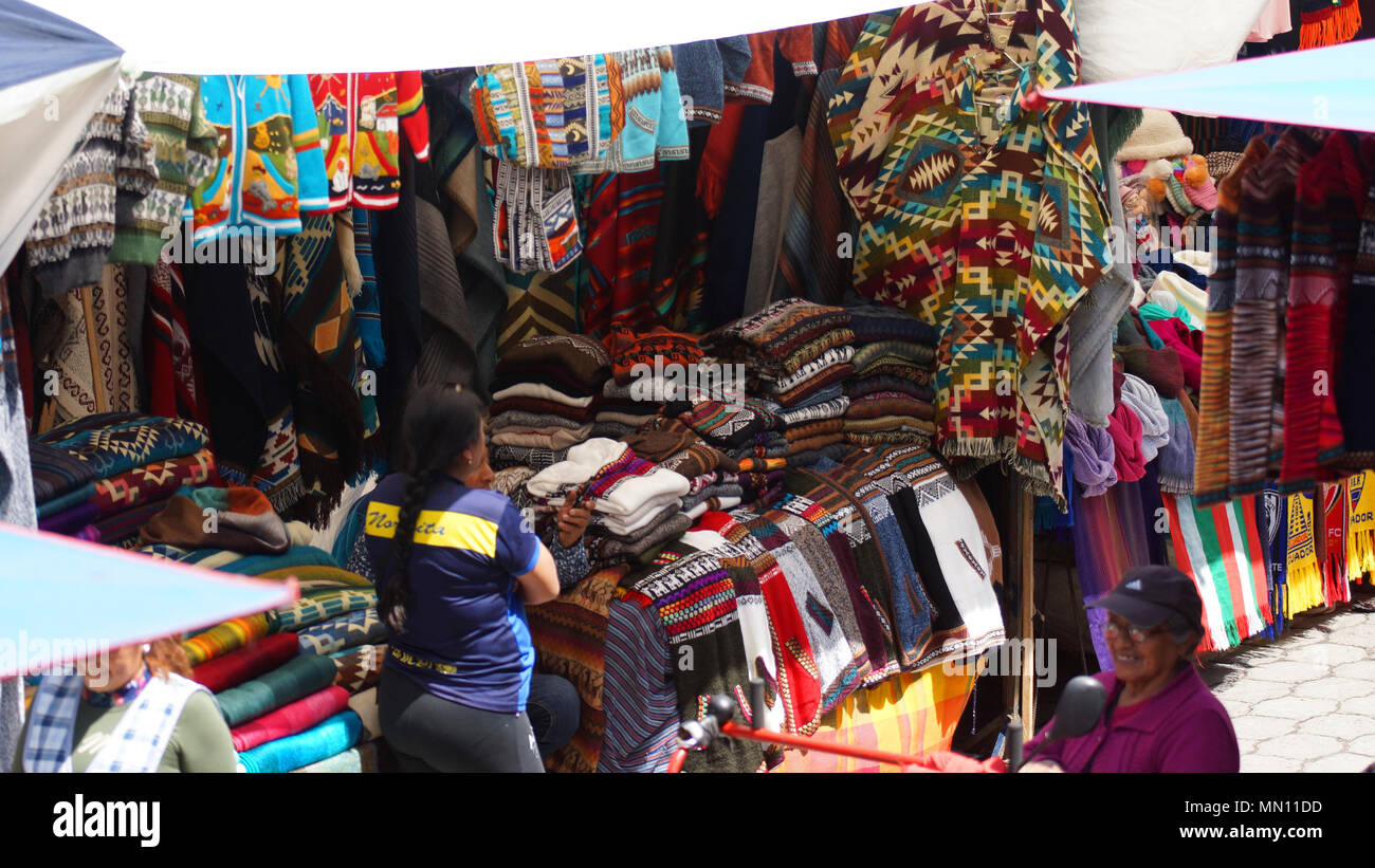 Uomo indigeni vendendo i suoi intrecci e artigianato in Plaza de Los Ponchos Foto Stock