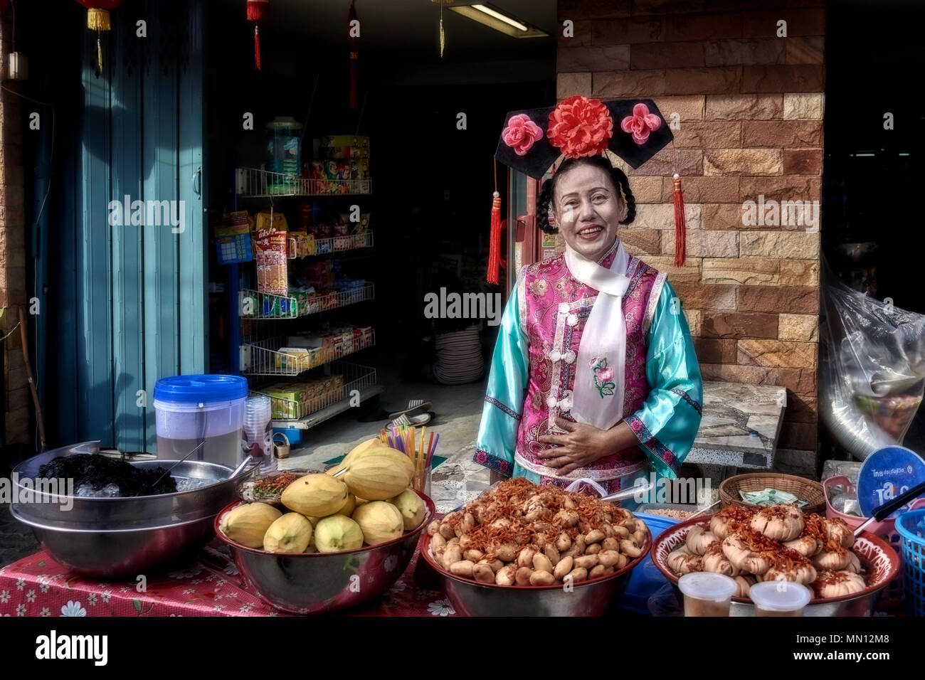 Donna che indossa il cinese tradizionale costume, Thailandia street food vendor, China Town, Thailandia, Foto Stock