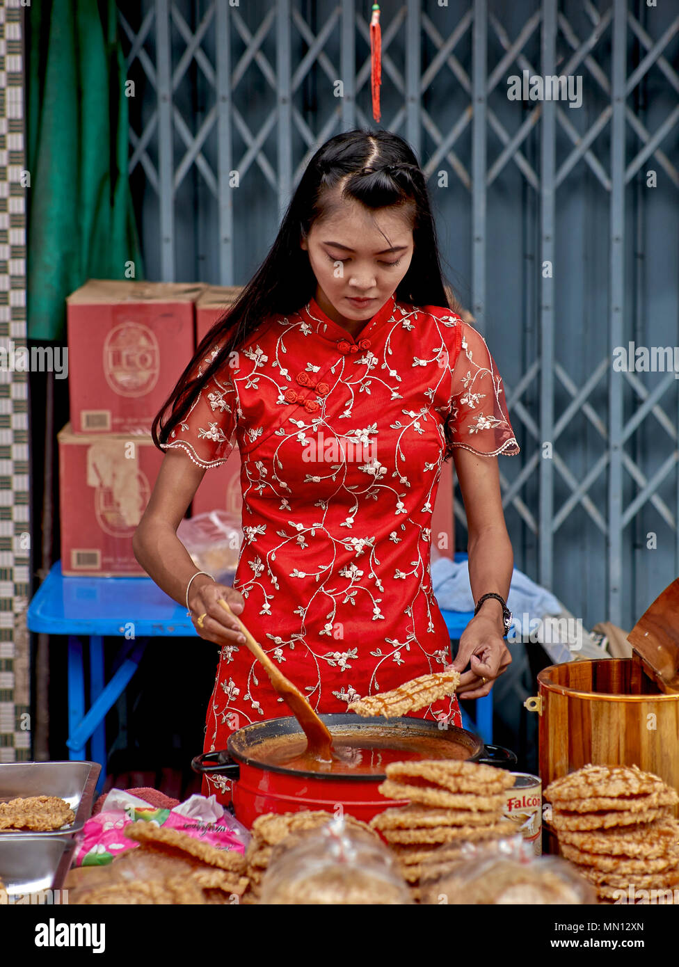 China town, Thailandia, street food vendor, donna vestito rosso Foto Stock