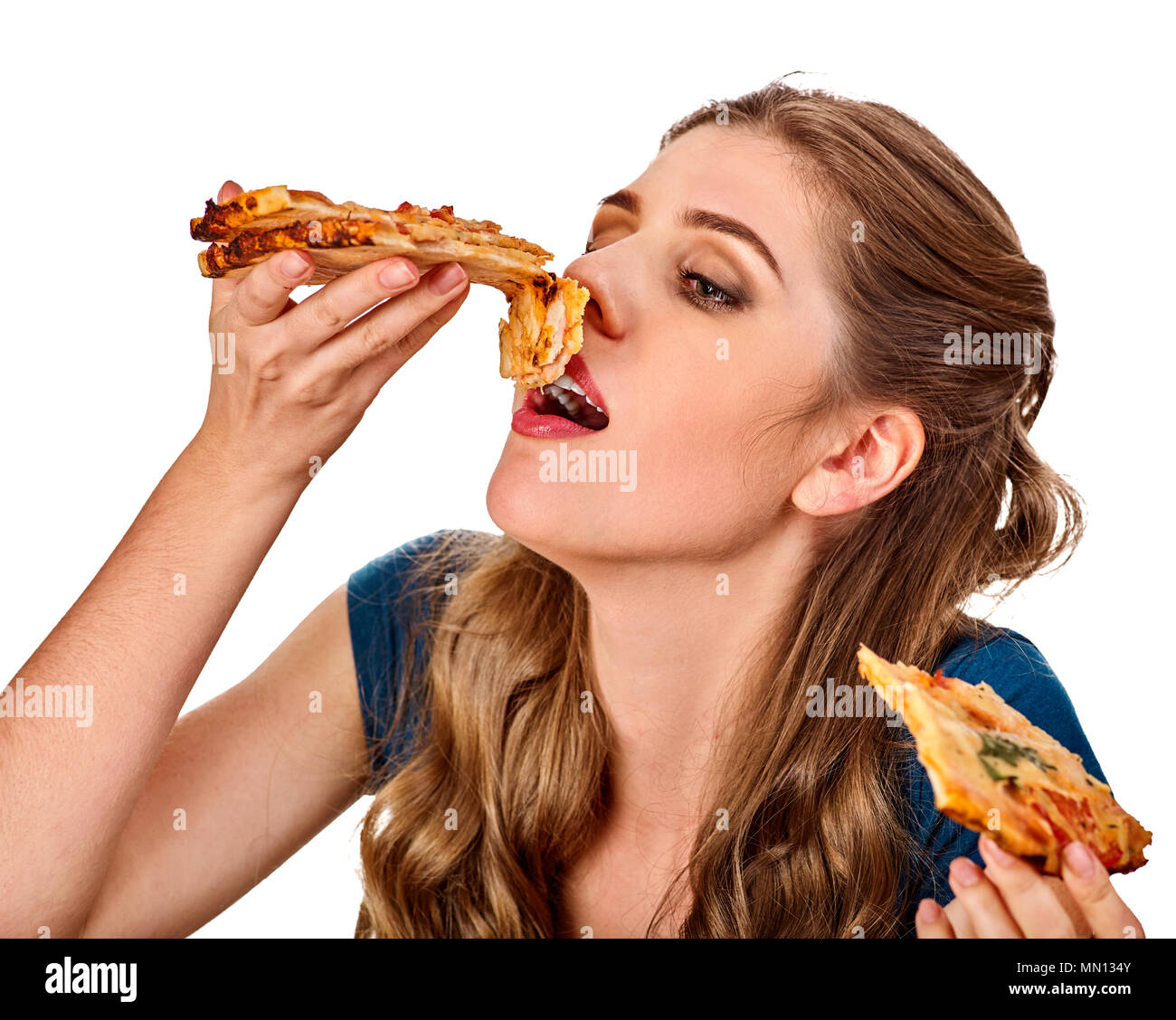 Donna di mangiare la pizza. Studente consumano il fast food sulla tabella. Foto Stock