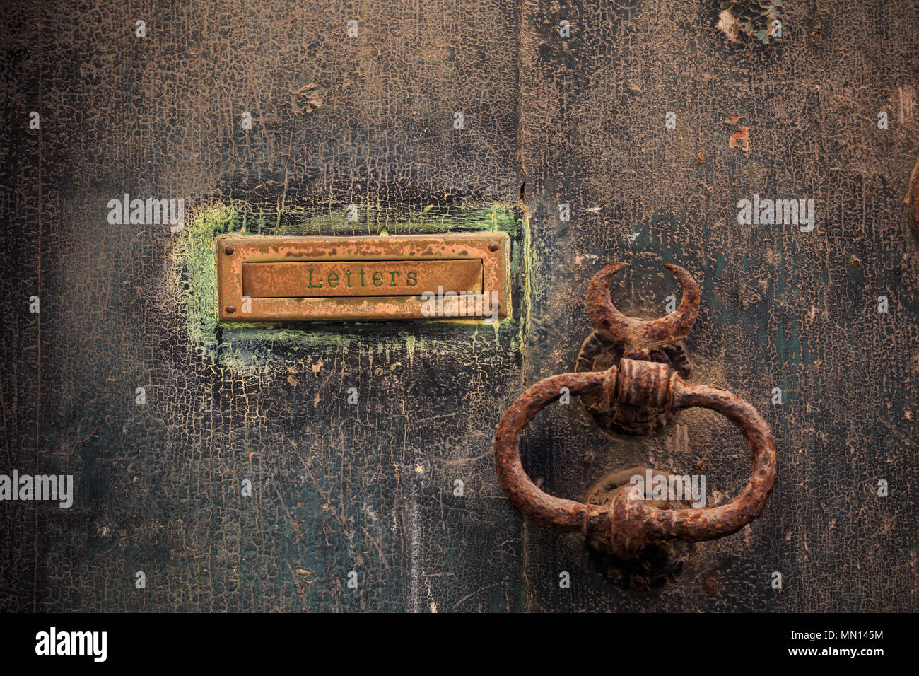 Legno marrone porta lo sfondo con il letterbox arrugginito e maniglia. Trito chiuso ingresso, vista ravvicinata con i dettagli. Foto Stock
