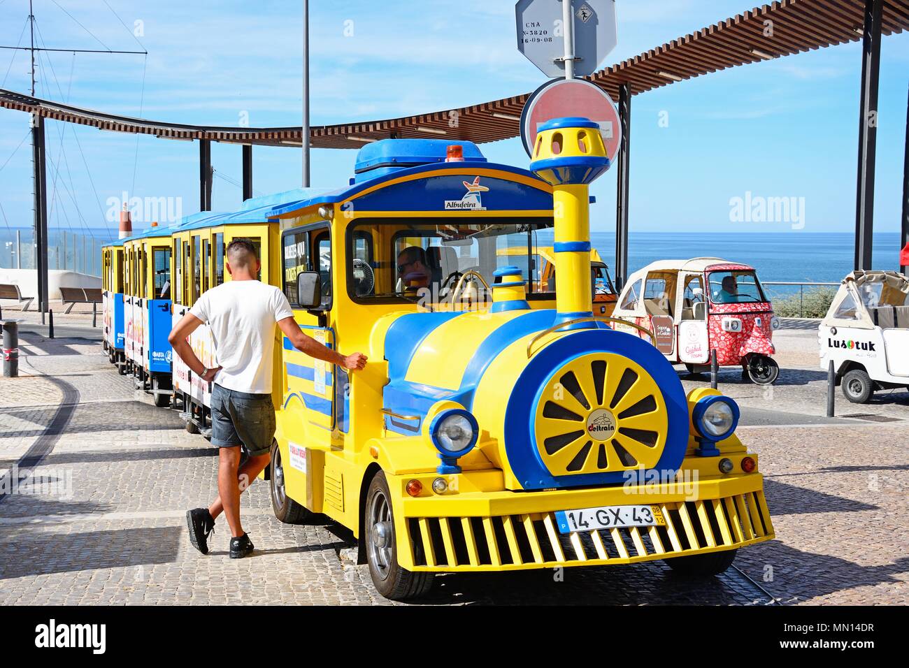 Terra turistica treno parcheggiato al Miradouro do Pau da Bandeira, Albufeira, Portogallo, Europa. Foto Stock